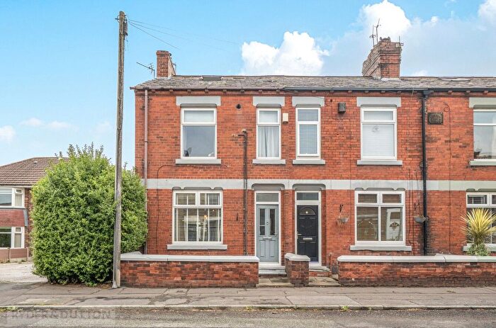 3 Bedroom End Of Terrace House For Sale In Oldham Road, Thornham, Rochdale, Greater Manchester, OL16