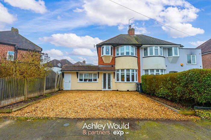 3 Bedroom Semi Detached House For Sale In Glenwood Road, Birmingham, B38