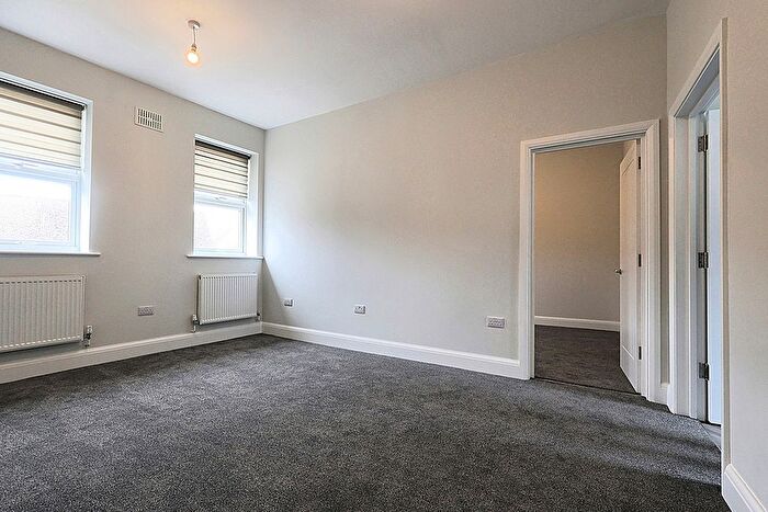 3 Bedroom Flat To Rent In High Street, Abbots Langley, Hertfordshire, WD5