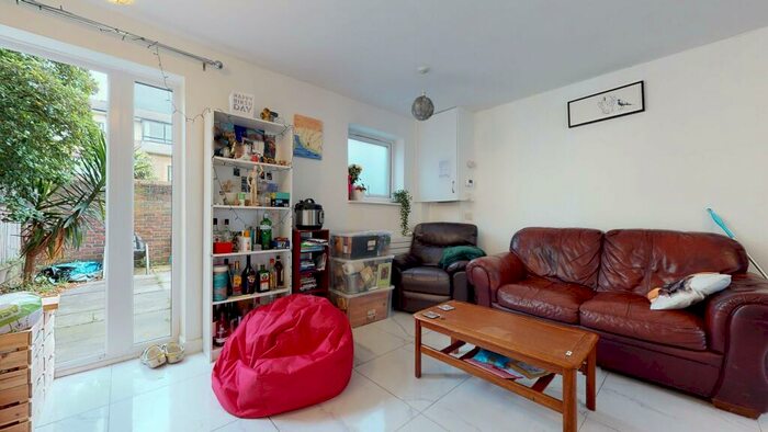 4 Bedroom Flat To Rent In Barnfield Place, E14