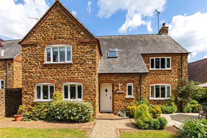 4 Bedroom Detached House To Rent In Long Barrow Chipping Warden, OX17