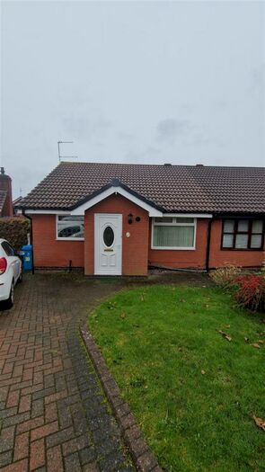 1 Bedroom Semi-Detached Bungalow To Rent In Mills Farm Close, Oldham, OL8