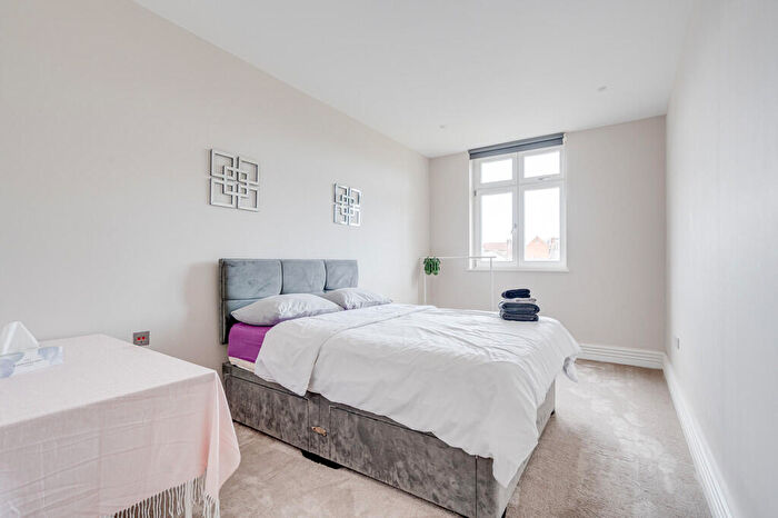 2 Bedroom Apartment To Rent In Brampton Grove, Hendon, London, NW4