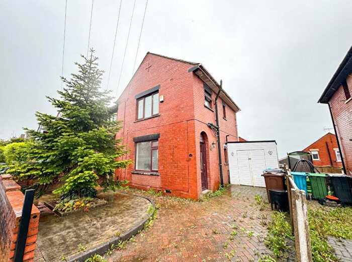 3 Bedroom Semi-Detached House To Rent In Thirlstone Avenue, Oldham, Manchester, OL4