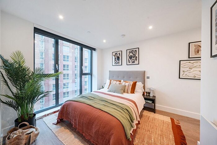 2 Bedroom Flat To Rent In Whitehall, Leeds, LS12