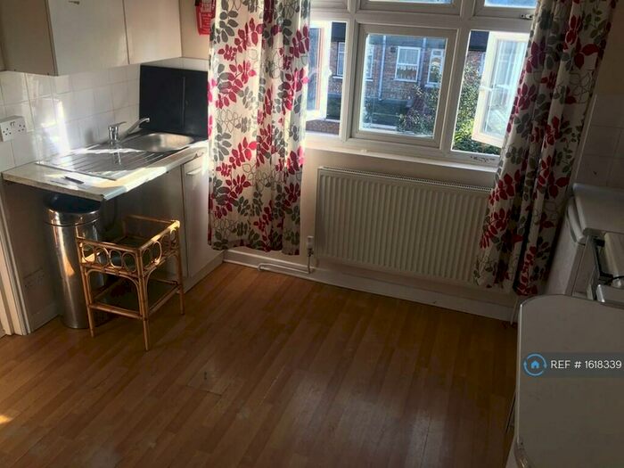 Studio To Rent In Rosebery Avenue, London, N17