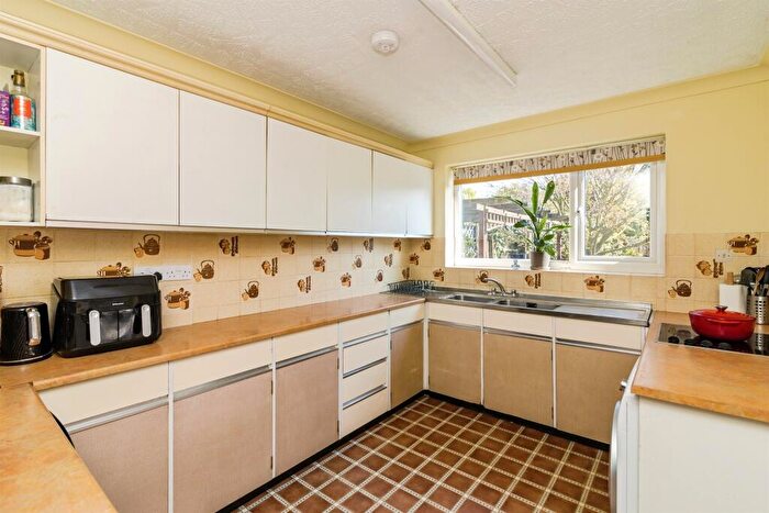 4 Bedroom Detached House For Sale In Gunton St. Peters Avenue, Lowestoft, NR32