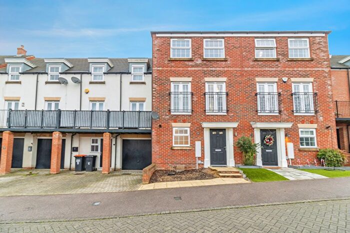 4 Bedroom Town House For Sale In Limestone Grove, Dunstable, LU5