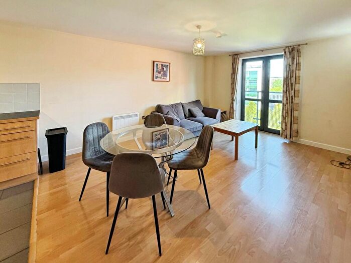 2 Bedroom Flat To Rent In City Walk, Leeds, West Yorkshire, LS11