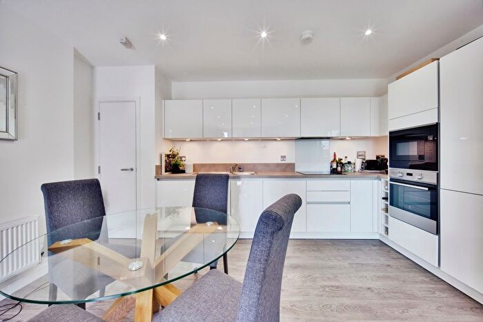 2 Bedroom Flat For Sale In Limehouse Apartments, Rochester, ME1
