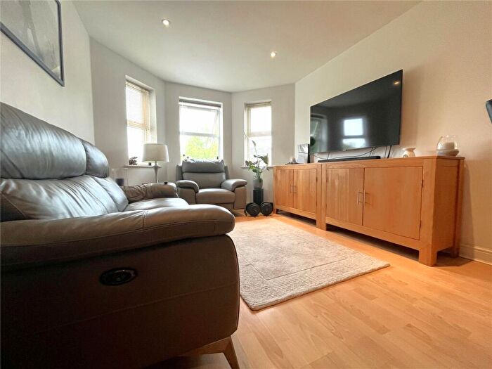 2 Bedroom Flat For Sale In Heathcote Road, Camberley, Surrey, GU15