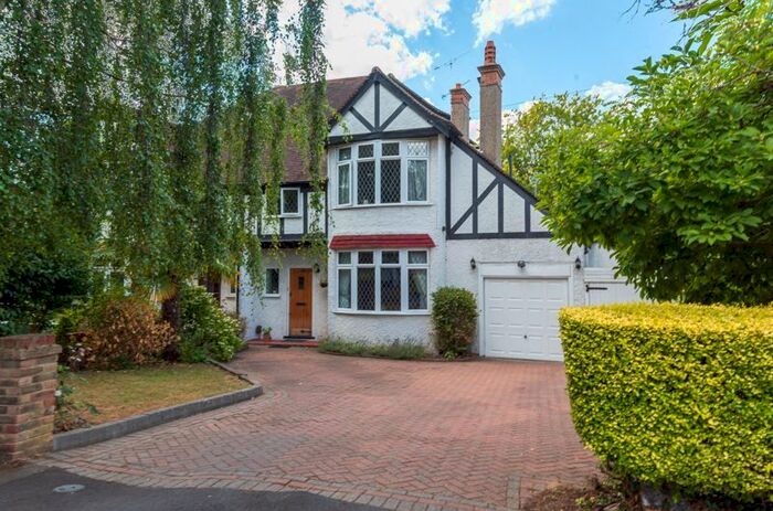 4 Bedroom Semi-Detached House To Rent In Buckingham Way, Wallington, SM6