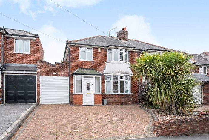 3 Bedroom Semi-Detached House For Sale In Summerfields Avenue, Halesowen, B62