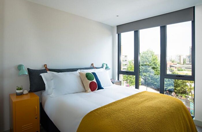 2 Bedroom Flat To Rent In Dingwall Road, Croydon, London, CR0