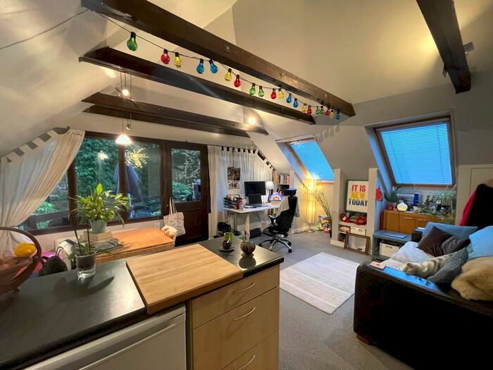 1 Bedroom Flat To Rent In Lodge Hill Road, Lower Bourne, Farnham, GU10