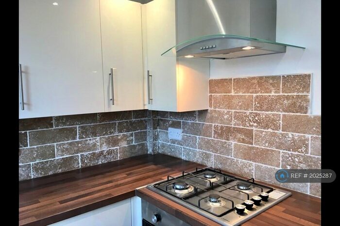 2 Bedroom Flat To Rent In Kendal Court, West Bridgford, Nottingham, NG2