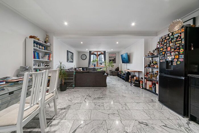 2 Bedroom Flat To Rent In City Road, City Approach, EC1V