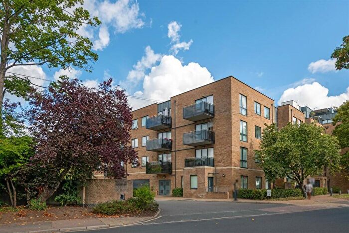 2 Bedroom Apartment For Sale In Russells Crescent, Horley, Surrey, RH6