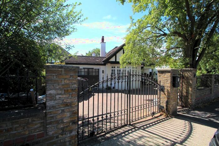 4 Bedroom Detached Bungalow To Rent In Surbiton, KT5