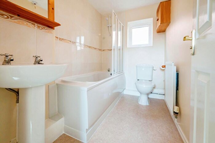 3 Bedroom Link Detached House For Sale In Combroke Grove, Hatton Park, Warwick, CV35