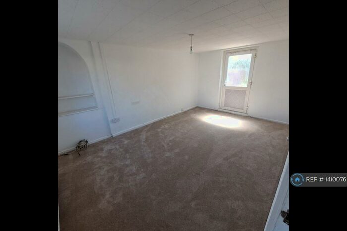 3 Bedroom Semi-Detached House To Rent In Trym Leaze, Bristol, BS9