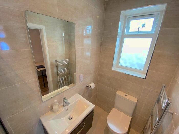 1 Bedroom Flat To Rent In Great West Road, Hounslow, TW5