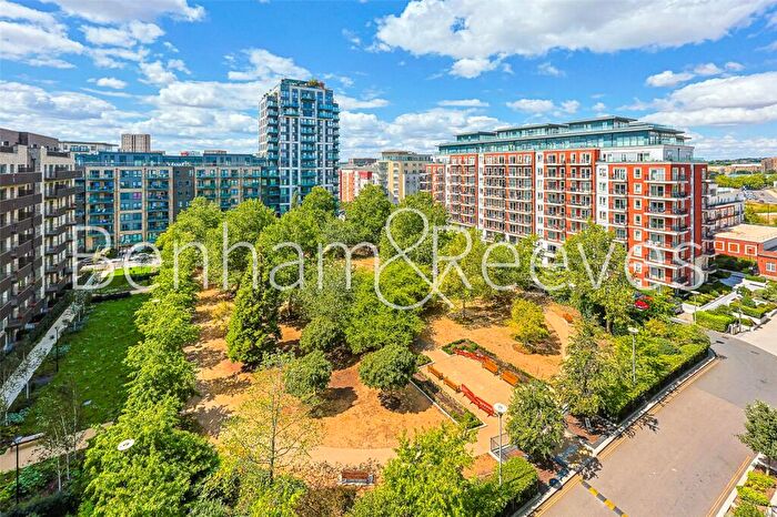 3 Bedroom Apartment To Rent In Beaufort Square, London, NW9