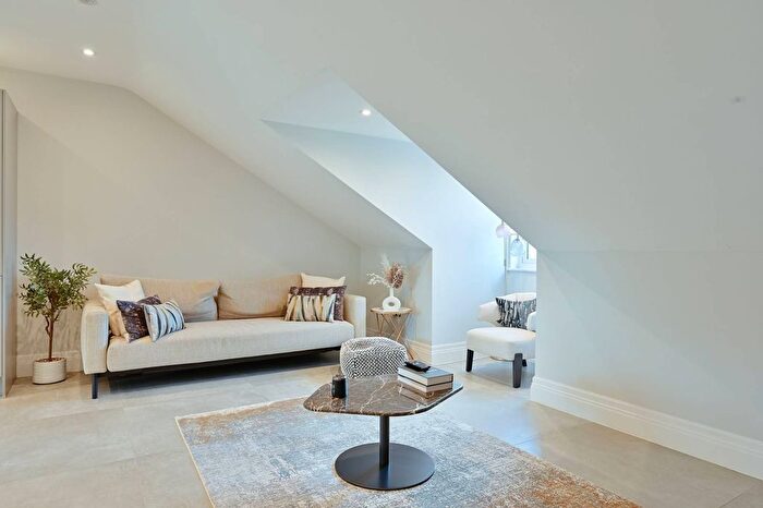 3 Bedroom Flat For Sale In Brandon House, Bushey, WD23