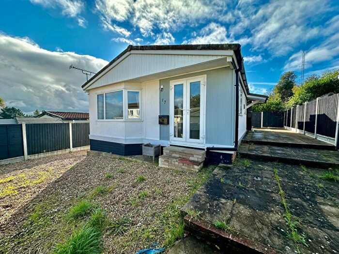 3 Bedroom Mobile Home For Sale In Lippitts Hill, Loughton, IG10