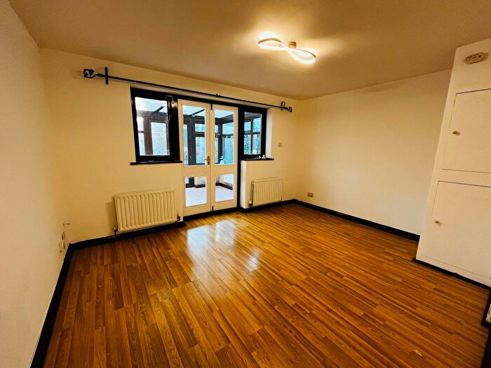 2 Bedroom Flat To Rent In Greyhound Lane, London, SW16