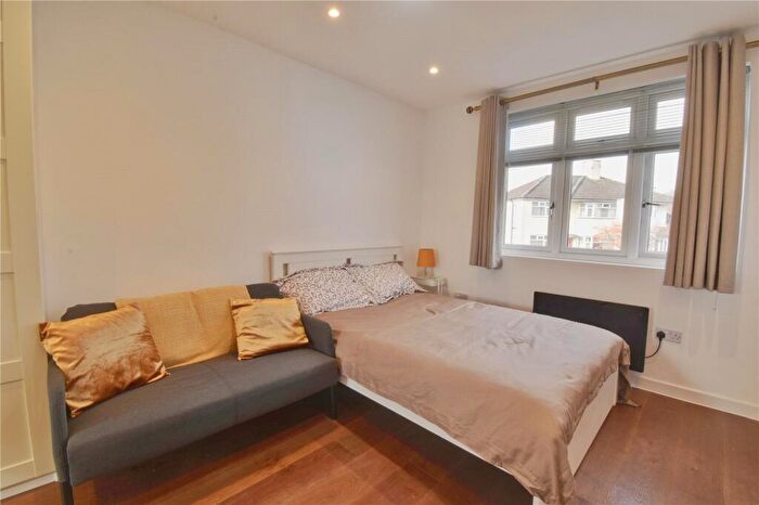 Apartment To Rent In Great Elms Road, Hemel Hempstead, Hertfordshire, HP3