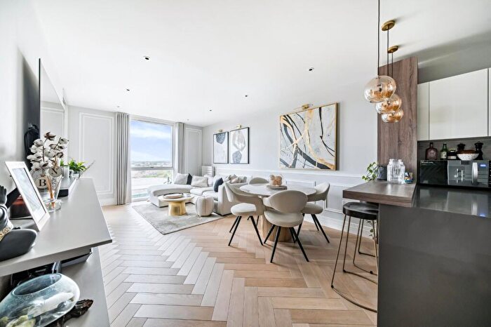 2 Bedroom Flat For Sale In Queenshurst Square, Kingston Upon Thames, Surrey, KT2