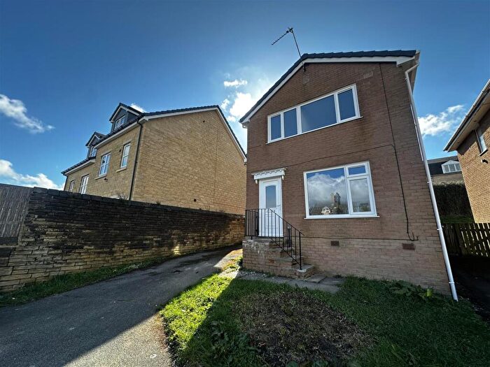 3 Bedroom Detached House To Rent In Deanery Garden, Eccleshill, BD10
