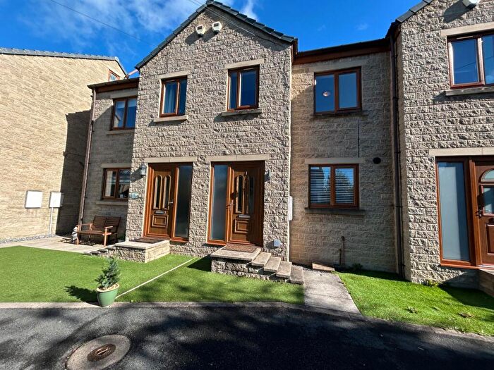 3 Bedroom Town House To Rent In Swincliffe Gardens, Gomersal, Cleckheaton, BD19