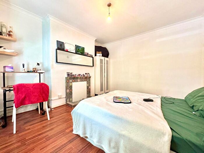3 Bedroom Flat To Rent In Chicksand Street, London, E1