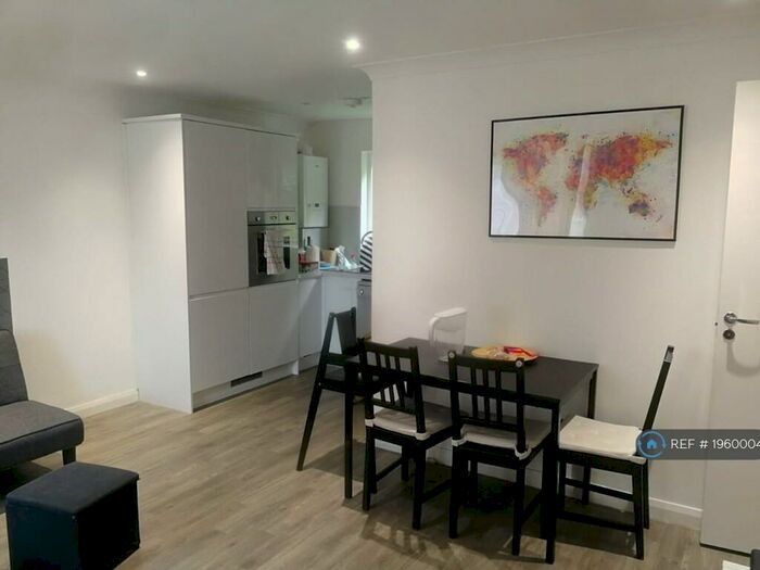 2 Bedroom Maisonette To Rent In Vincent Close, London, SE16