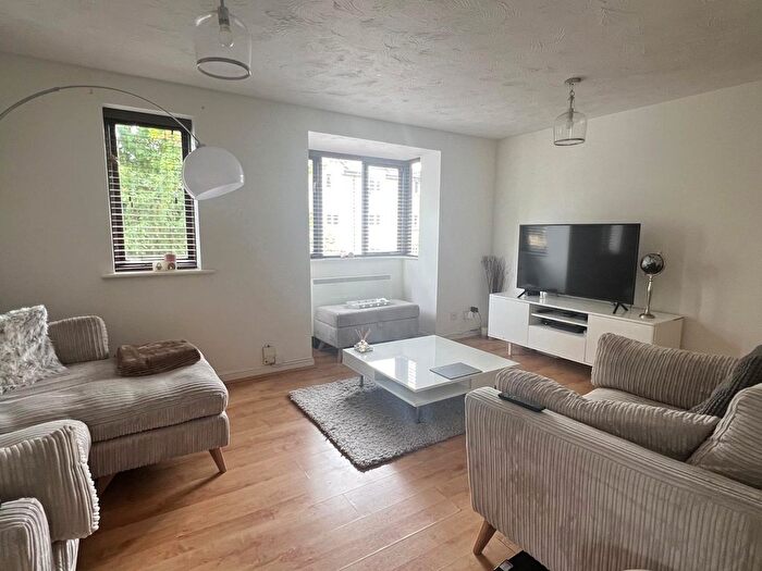 2 Bedroom Flat To Rent In Varsity Drive, Twickenham, TW1