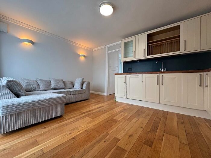 1 Bedroom Flat To Rent In Hydefield Close, Winchmore Hill, N21