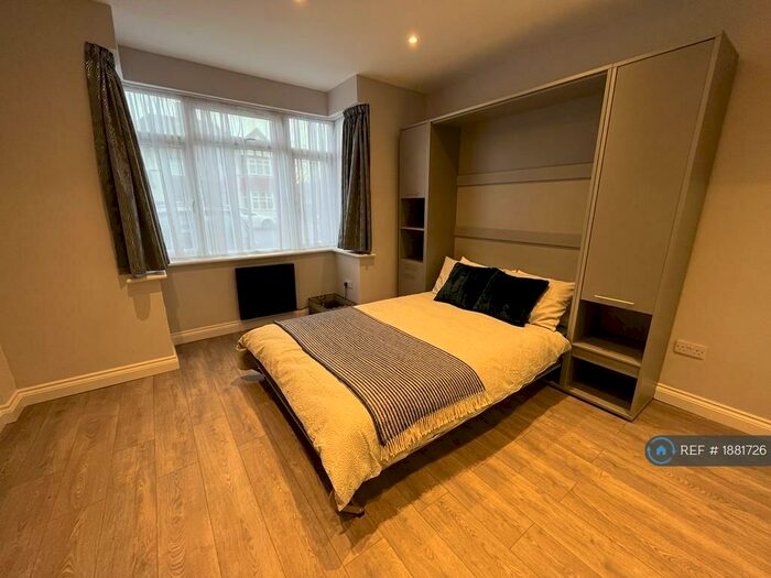 Studio To Rent In London, London, NW11