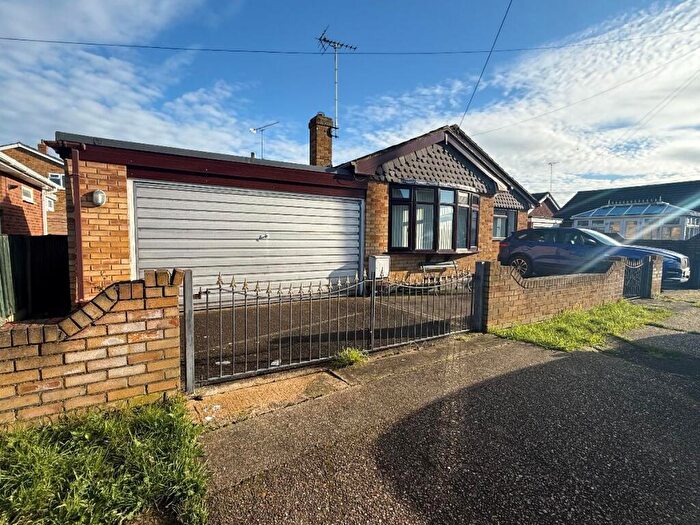 2 Bedroom Bungalow For Sale In Barnards Avenue, Canvey Island, SS8