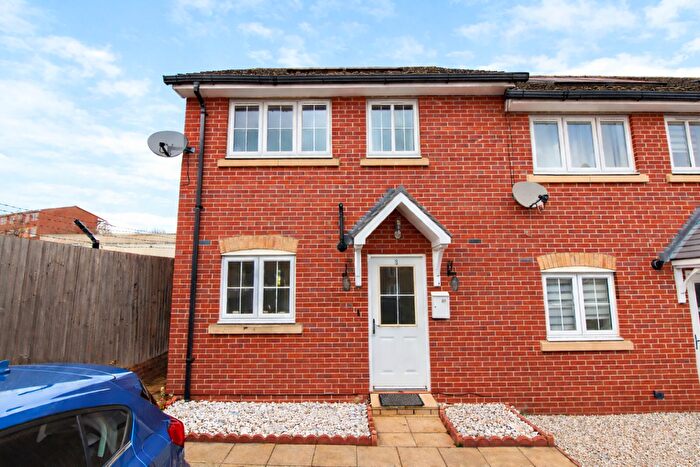 3 Bedroom End Terrace House To Rent In St. James Drive, RM3