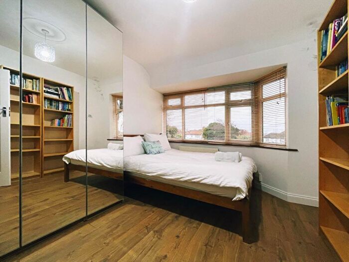 2 Bedroom Flat To Rent In Grove Park Road, London, SE9