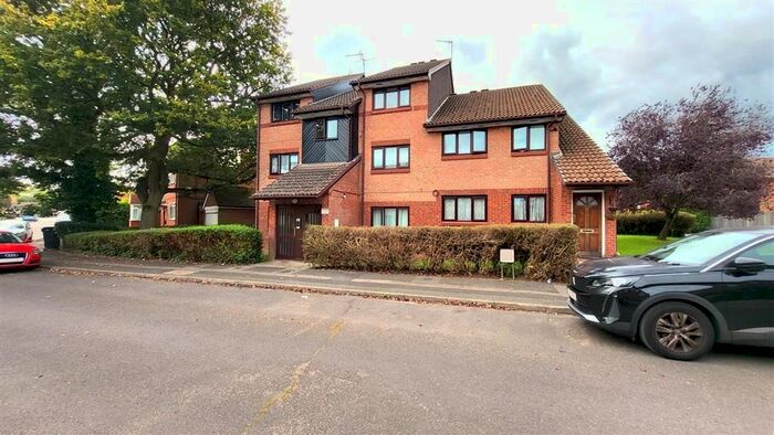 1 Bedroom Flat To Rent In Chasewood Avenue, Enfield, EN2