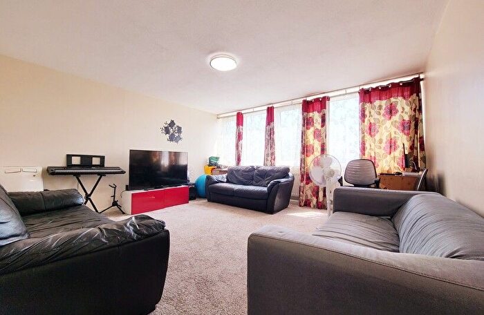 3 Bedroom Flat To Rent In Flat, Cam Court, Bibury Close, London, SE15