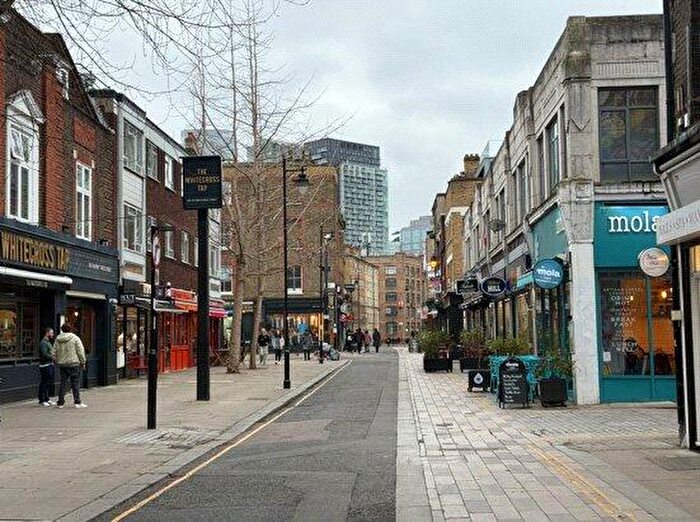 2 Bedroom Apartment To Rent In Roscoe Street, London, EC1Y