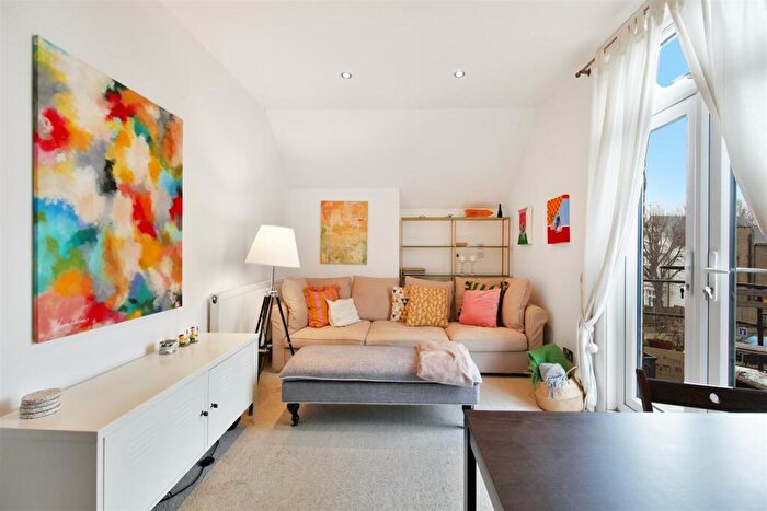 2 Bedroom Flat To Rent In Park Avenue, Willesden Green, London, NW2