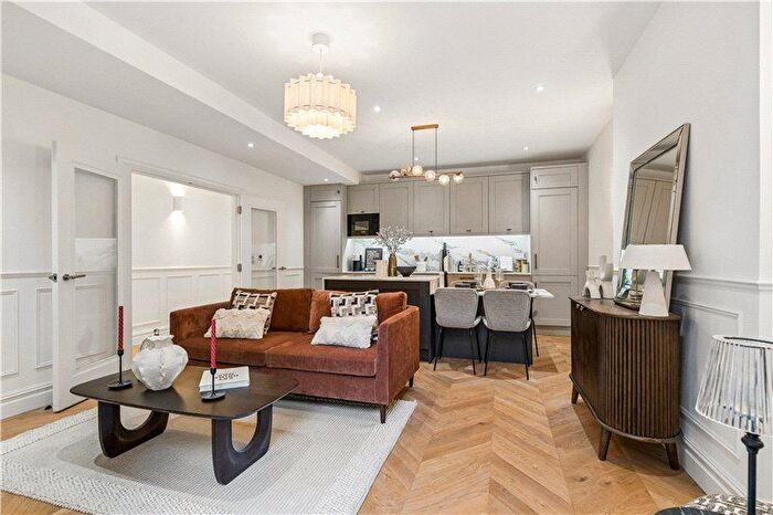 2 Bedroom Flat For Sale In Nevern Square, London, SW5