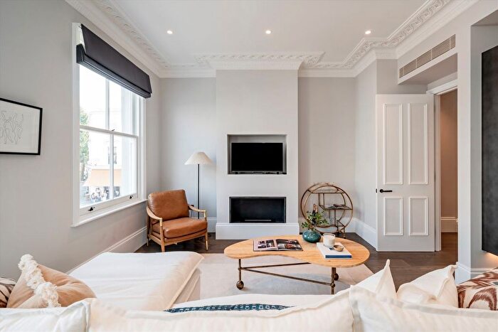 3 Bedroom Flat To Rent In Portobello Road, North Kensington, W10