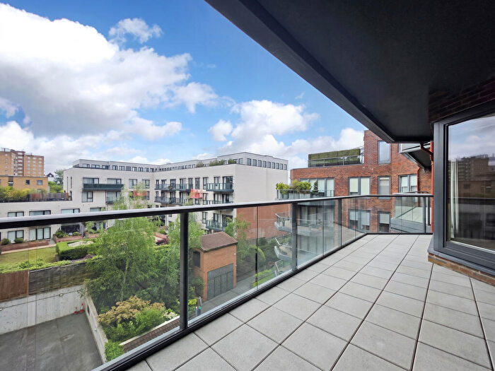 2 Bedroom Apartment For Sale In Hodford Road, London, NW11