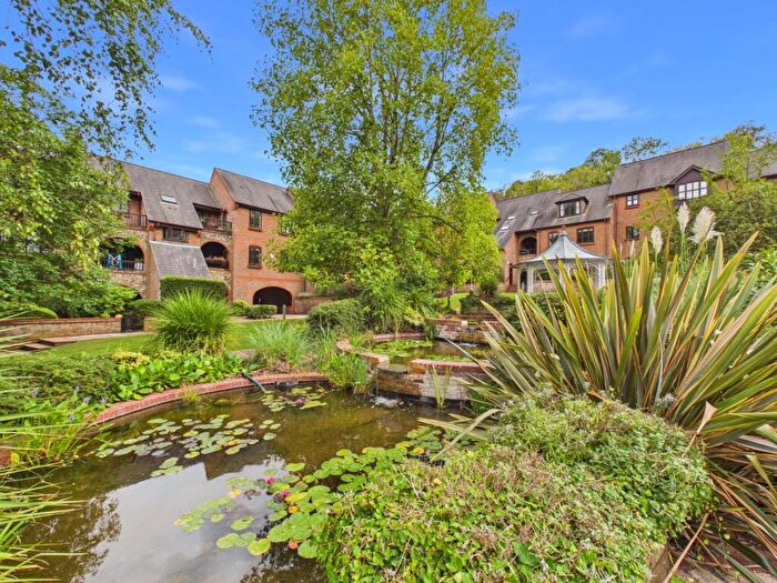 1 Bedroom Apartment For Sale In Kingsmead Road, High Wycombe, Buckinghamshire, HP11